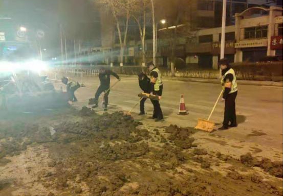 中区城管夜间守控 严厉查处违规运输