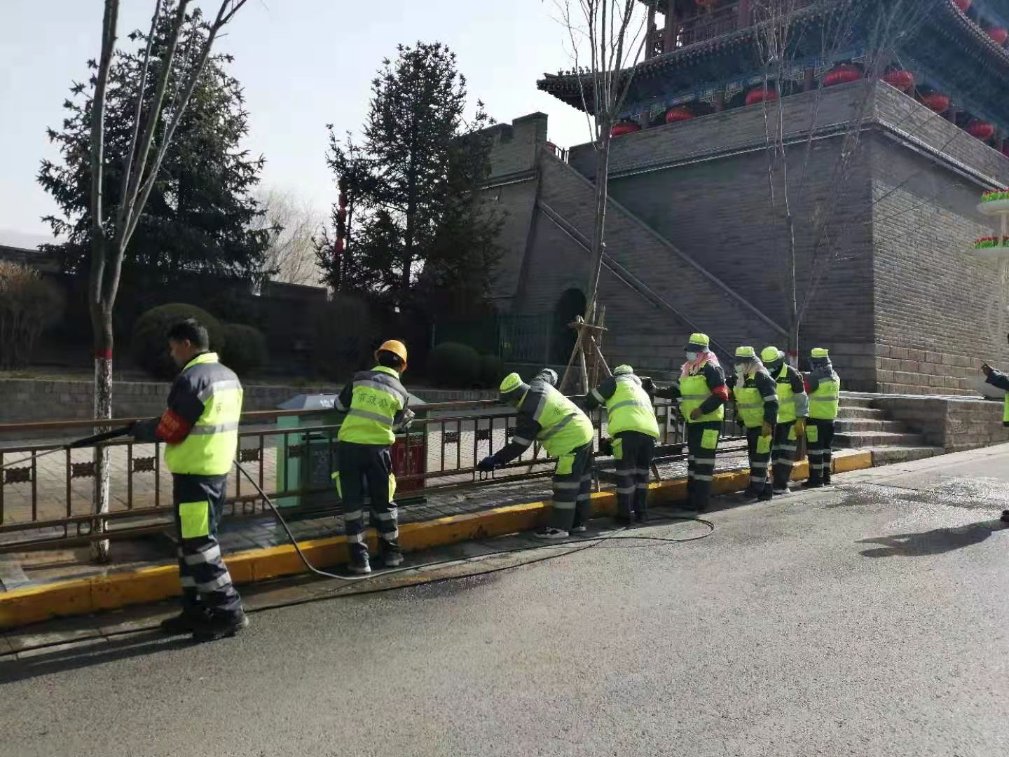 城中区市政公用服务中心开展全城冲洗工作持续维护整洁市容环境