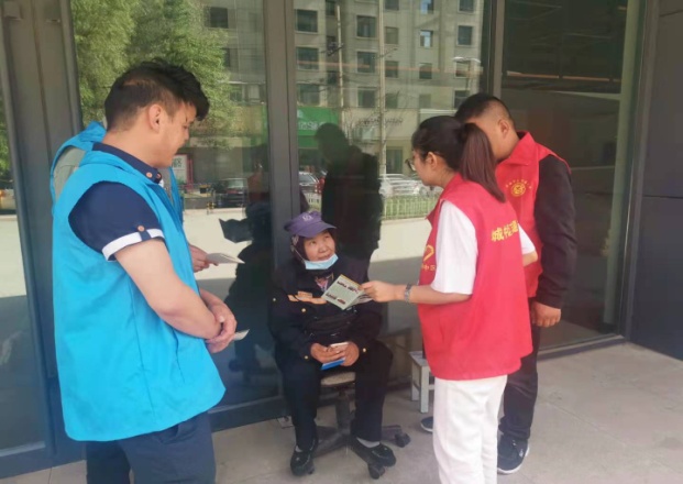 【幸福中区 志愿先行】蓝马甲扮靓风景线 志愿者引领新风尚